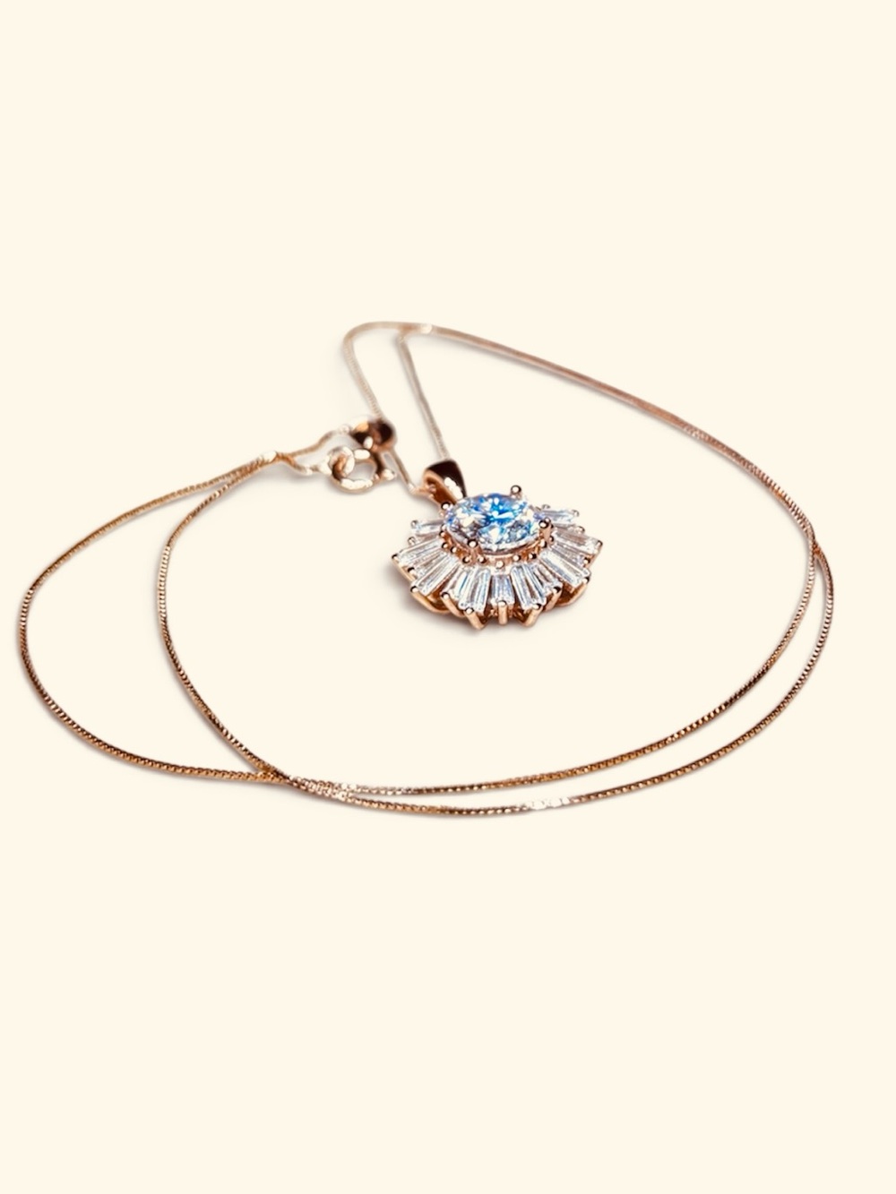 ✨𝐑𝐨𝐬𝐞 𝐆𝐨𝐥𝐝 𝐕𝐕𝐒 𝐌𝐨𝐢𝐬𝐬𝐚𝐧𝐢𝐭𝐞 𝐒𝐮𝐧𝐛𝐮𝐫𝐬𝐭 𝐁𝐚𝐠𝐮𝐞𝐭𝐭𝐞-𝐂𝐮𝐭 𝐇𝐚𝐥𝐨 𝐍𝐞𝐜𝐤𝐥𝐚𝐜𝐞✨ - Picture 10 of 10